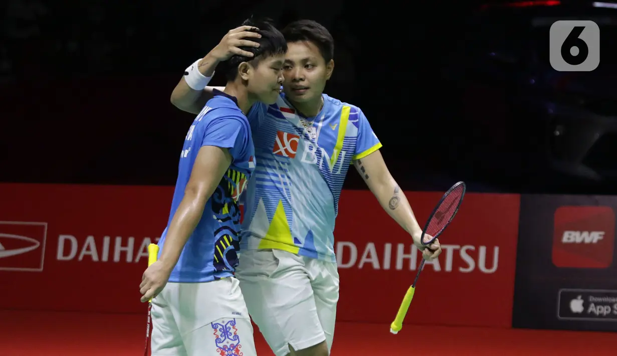 Pebulu tangkis ganda putri Indonesia, Apriyani Rahayu/Siti Fadia Silva Ramadhanti usai bertanding melawan Chen Qing Chen/Jia Yi Fan (China) pada Final Indonesia Masters 2022 di Istora Senayan, Jakarta, Minggu (12/6/2022). Apriyani/Siti Fadia kalah 18-21, dan 12-21. (Liputan6.com/Helmi Fithriansyah)
