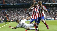 Penyerang Real Madrid, Chicharito, terjatuh didorong pemain Atletico Madrid, Joao Miranda pada laga perempat final Liga Champions di Stadion Santiago Bernabeu, Spanyol, Rabu (22/4/2015). (EPA/Juanjo Martin)