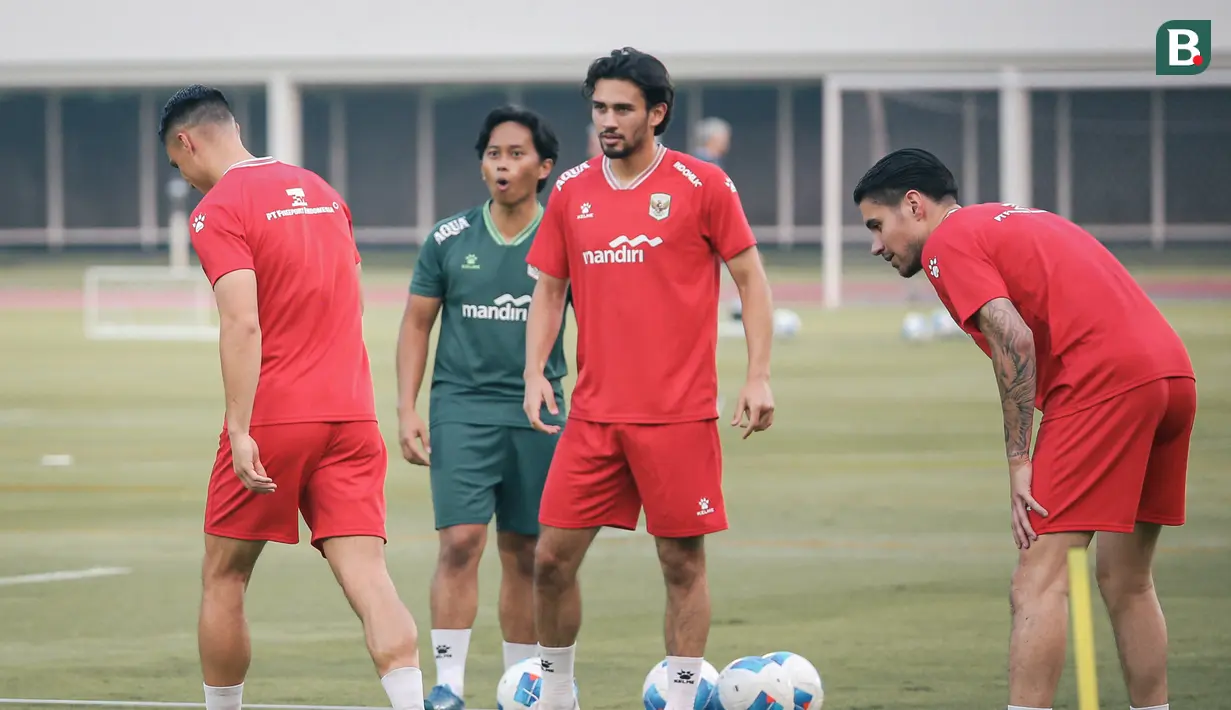 Para pemain tampak serius mengikuti sesi latihan terakhir jelang lawan Mozambik di Lapangan Madya, Senayan, Jakarta, pada Senin (8/6/2026). (Bola.com/Abdul Aziz)