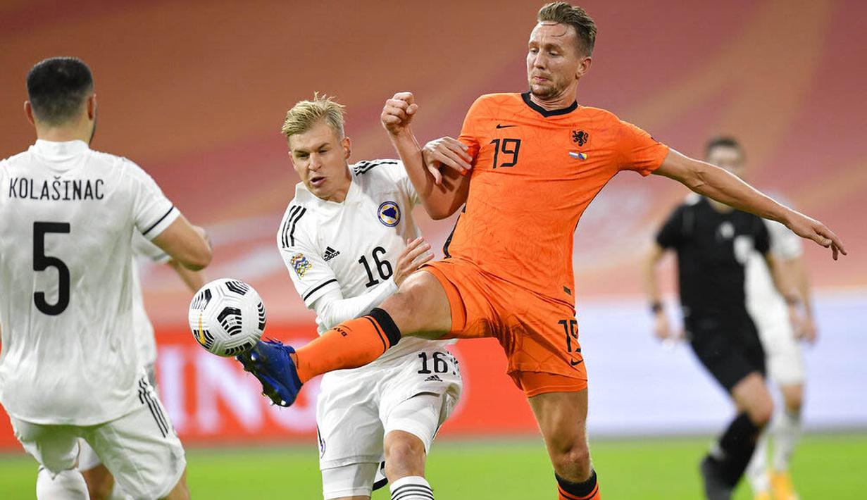 Pemain Belanda, Luuk de Jong, berebut bola dengan pemain Bosnia and Herzegovina, Vladan Danilovic, pada laga UEFA Nations League di Johan Cruyff ArenA, Senin (16/11/2020). Belanda menang dengan skor 3-1. (John Thys/Pool via AP)