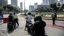 Polisi berjaga di tempat penyekatan PPKM Darurat di kawasan Ratu Plaza, Jakarta, Sabtu (17/7/2021). Menko PMK Muhadjir Effendy mengabarkan Pemberlakuan Pembatasan Kegiatan Masyarakat (PPKM) Darurat akan diperpanjang hingga akhir Juli. (Liputan6.com/Faizal Fanani)
