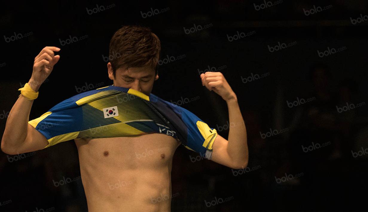 Pada laga itu momen menariknya adalah ketika Lee Yong-dae mengganti bajunya di pinggir lapangan, sontak para penonton histeris berteriak menyebut nama pemain berusia 27 tahun itu. (Bola.com/Vitalis Yogi Trisna)