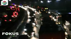 Meningkatnya volume kendaraan serta menyempitnya ruas jalan tol akibat proyek jalan tol layang Jakarta-Cikampek membuat laju kendaraan padat merayap.