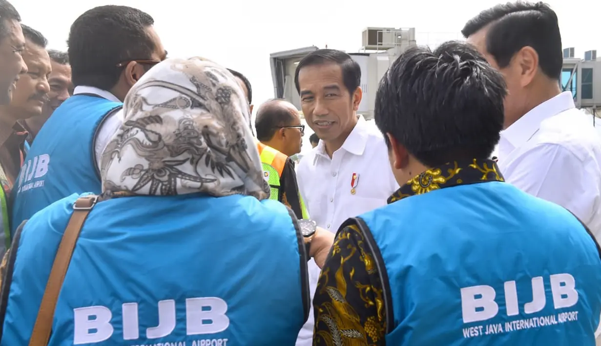 Presiden Joko Widodo (Jokowi) saat tiba di Bandara Internasional Jawa Barat (BIJB) Kertajati, Majalengka, Kamis (24/5). Kedatangan Presiden bersama rombongan dalam rangka kunjungan kerja di Jawa Barat selama dua hari. (Liputan6.com/Pool/Setpres)