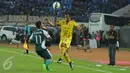 Bek Sriwijaya FC, Supardi (kanan) membuang bola melewati gelandang PS TNI M Arsyad pada lanjutan Turnamen Piala Bhayangkara di Stadion Si Jalak Harupat, Bandung, Minggu (20/3/2016). Sriwijaya FC unggul 2-1 atas PS TNI. (Liputan6.com/Helmi Fithriansyah)