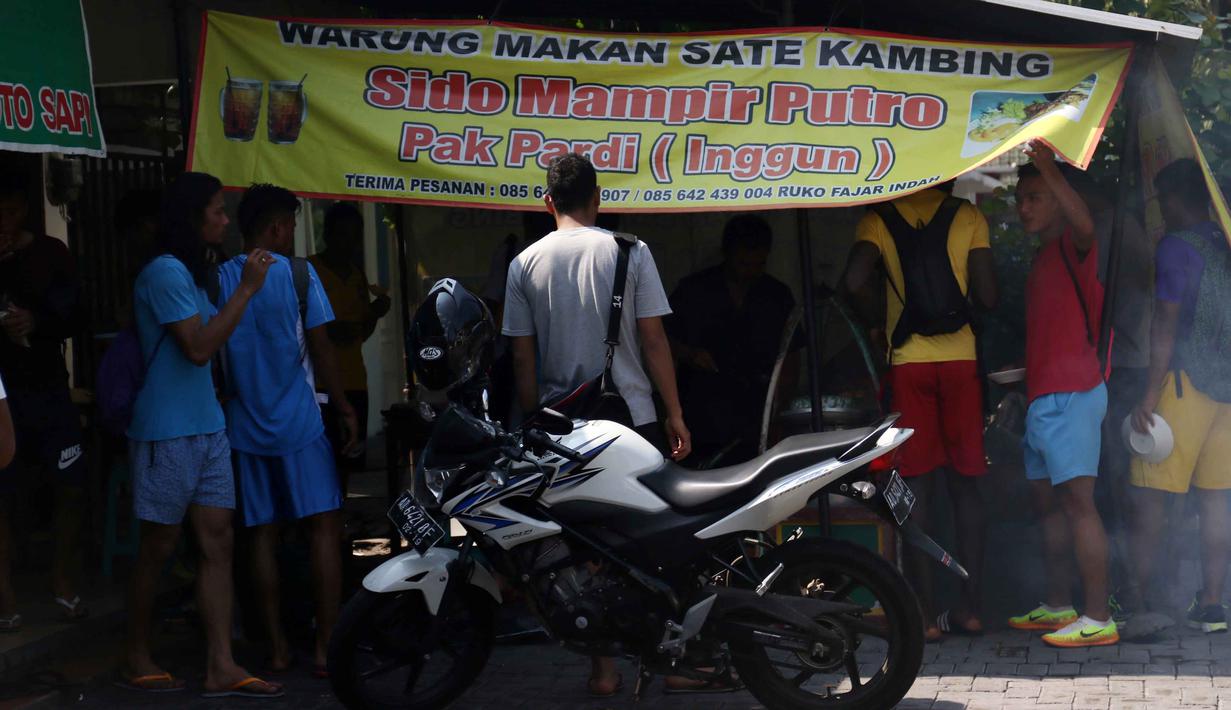 Para Pemain Semen Padang terlihat antusias menikmati sate kambing Sido Mampir Putro di Solo, Minggu(13/12/2015). (Bola.com/Nicklas Hanoatubun)