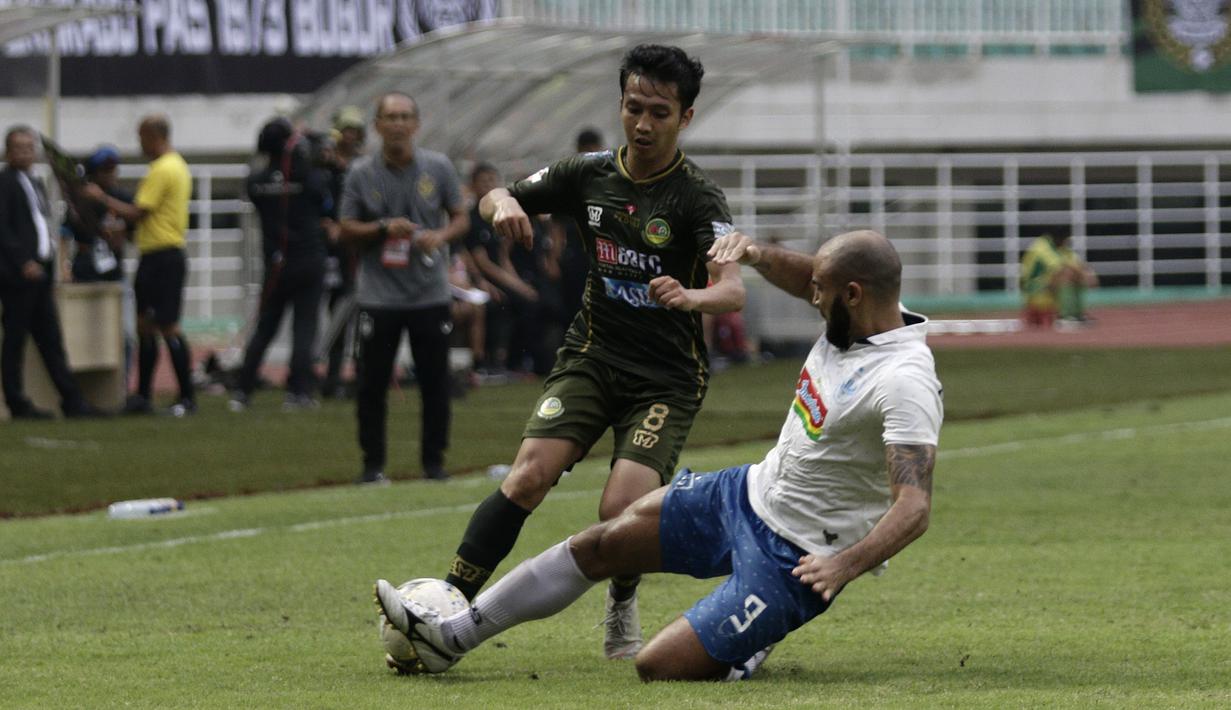 Gelandang Tira Persikabo, Rezky Ikhwan, berusaha melewati striker PSIS Semarang, Claudir Marini, pada laga Shopee Liga 1 di Stadion Pakansari, Bogor, Jumat (22/11). PSIS menang 2-1 atas Tira Persikabo. (Bola.com/Yoppy Renato)