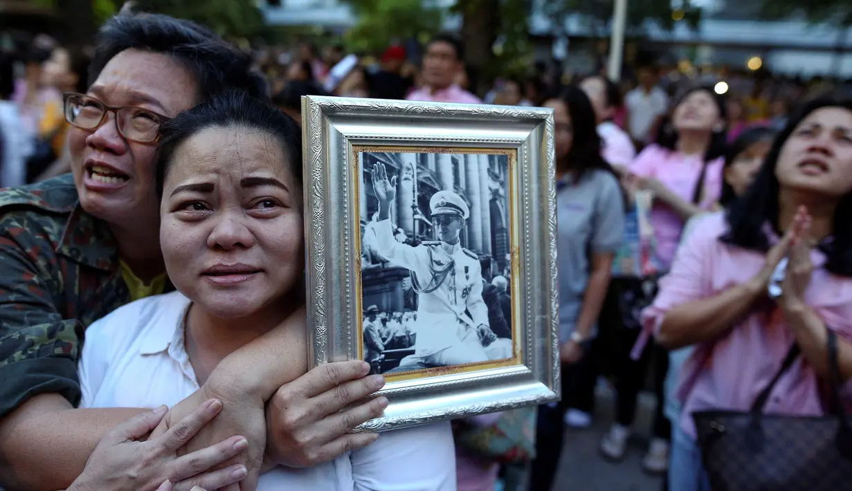 Kesedihan warga saat mengetahui Raja Thailand Bhumibol Adulyadej meninggal di RS Siriraj, Bangkok, Thailand, Kamis (13/10). Pihak Kerajaan menyebutkan Raja Bhumibol meninggal dunia pada pukul 15.52 waktu setempat. (REUTERS / Chaiwat Subprasom)