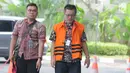 Direktur Utama PT Menara Agung Pusaka Donny Winoto berjalan menuju gedung KPK, Jakarta, Kamis (1/3). Suap itu diduga sebagai komitmen fee proyek pembangunan ruang perawatan kelas I, II, dan VIP di RSUD Damanhuri. (Liputan6.com/Herman Zakharia)
