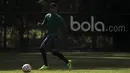 Pemain Timnas Indonesia, Miftahul Hamdi, menggiring bola saat latihan. Rangkaian uji coba dan persiapan Timnas U-22 ini dilakukan untuk menghadapi Kualifikasi Piala AFC U-23 dan juga SEA Games. (Bola.com/Vitalis Yogi Trisna)