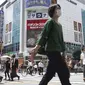 Orang-orang berjalan melintasi persimpangan dekat Stasiun Shimbashi di Tokyo, sehari setelah kasus corona COVID-19 tertinggi ditemukan di kota tuan rumah Olimpiade, Kamis (29/7/2021). (AP/Kntaro Komiya)