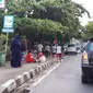 Hampir setiap hari bisa ditemukan warga Samarinda menunggu pembagian takjil gratis.