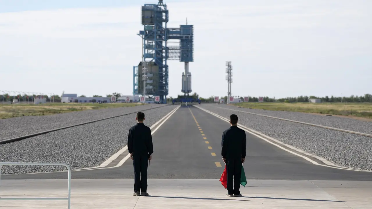 FOTO: China Sukses Luncurkan 3 Astronaut ke Stasiun Luar Angkasa