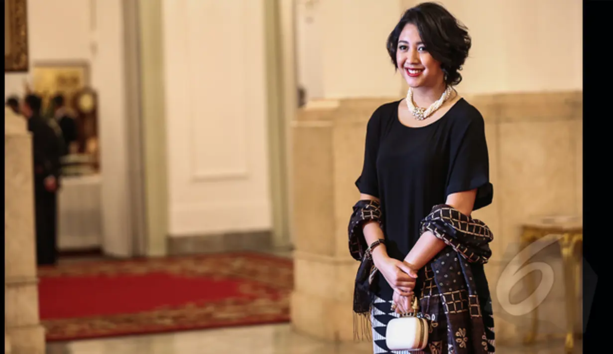 Sherina terlihat mengenakan blus hitam berbahan kain sifon dipadu kain warna senada dengan corak yang minimalis, Istana Negara, Jakarta, Senin (26/1/2015). (Liputan6.com/Faizal Fanani)