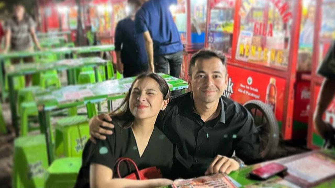 Potret Nagita Slavina Makan Dipinggir Jalan Bareng Raffi Ahmad, Pakai Sandal Seharga Rumah Kontrakan Setahun