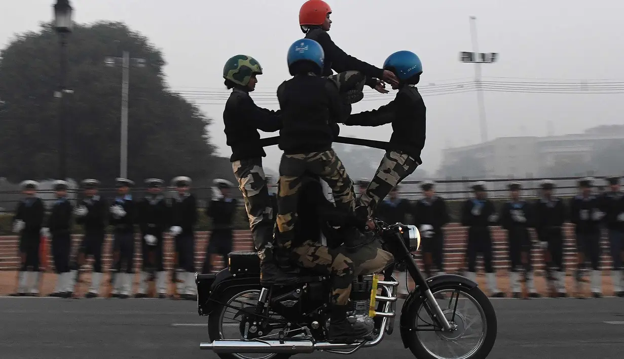 Prajurit wanita dari Pasukan Keamanan Perbatasan India (BSF) beraksi di atas motor selama latihan untuk Parade Hari Republik di New Delhi, India, Rabu (10/1). India akan merayakan Hari Republik ke-69 pada tanggal 26 Januari. (AFP Photo/Prakash Singh)