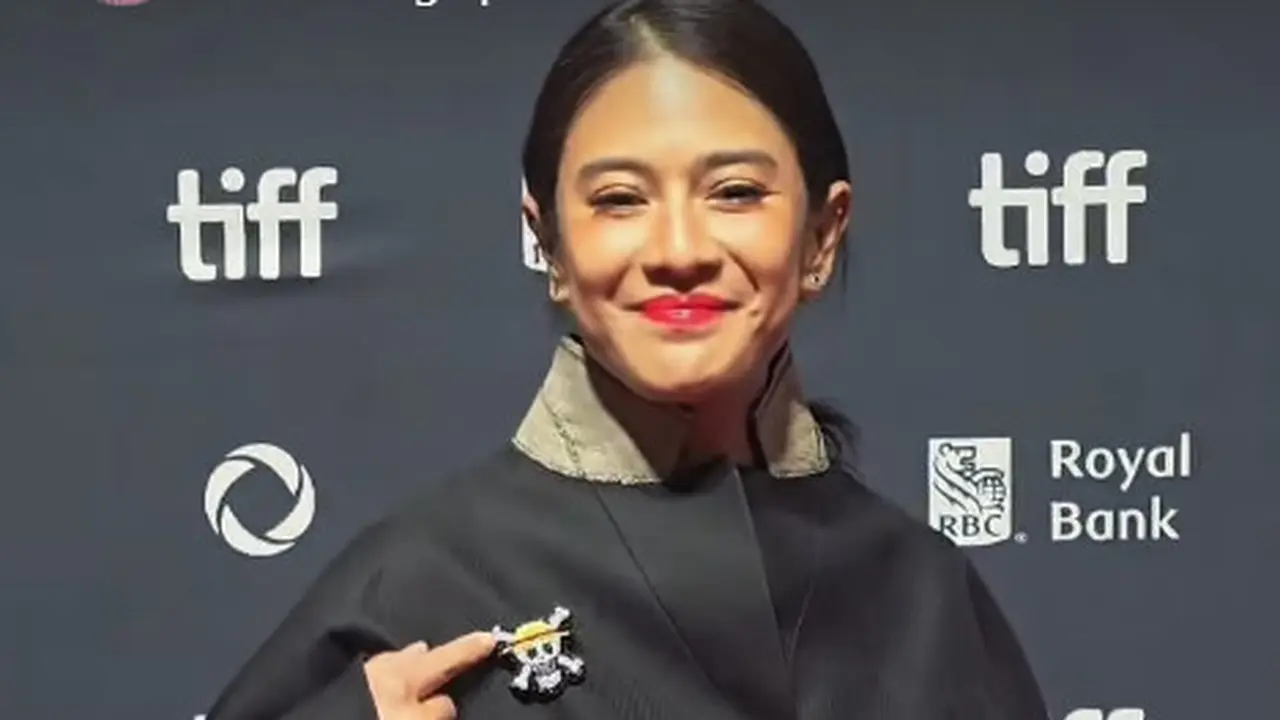 Gaya Fearless Dian Sastrowardoyo dengan Busana Serba Dior dan Pin One Piece di Toronto International Film Festival 2025