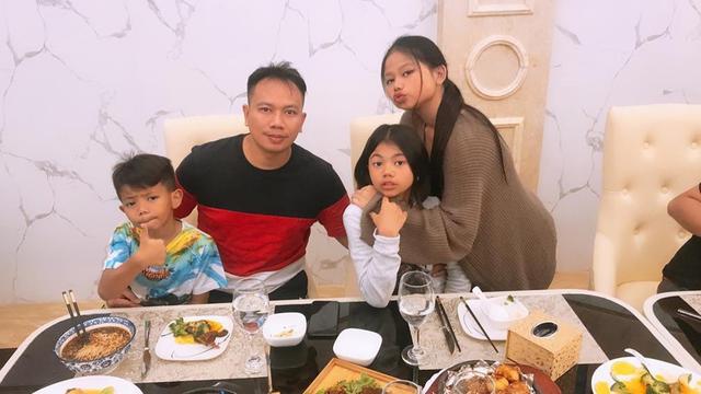 Tulis Pesan Menyentuh Buat Anak, Ini 6 Momen Manis Vicky dengan Ketiga Buah Hatinya