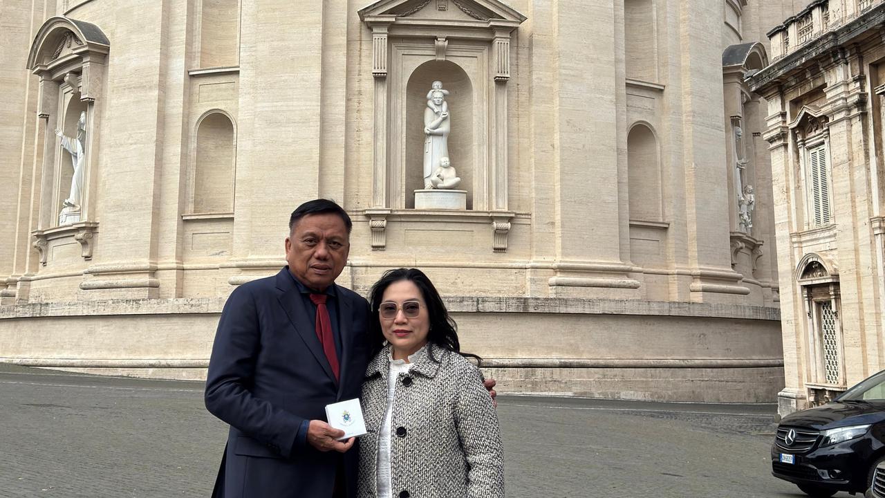 Olly Dondokambey Bersama Sang istri di Vatikan