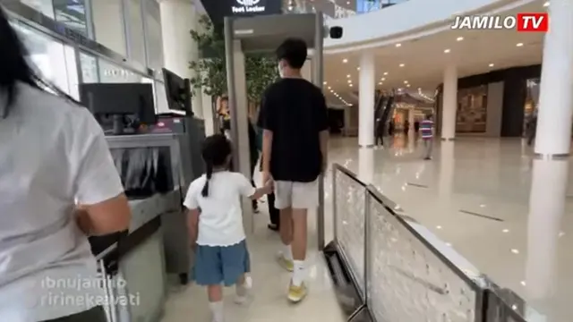 Anak Ibnu Jamil dan anak Ririn Ekawati terlihat sangat akrab