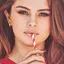 Selena Gomez adalah seorang penyanyi solo dan juga aktris yang berasal dari Texas, Amerika.