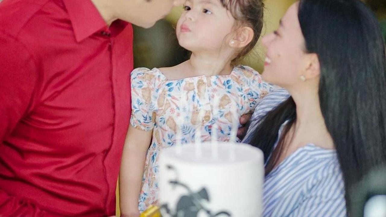 Sorot kebahagiaan begitu jelas di wajah Jonas, terutama dengan kehadiran istri dan anaknya.&nbsp;