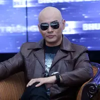 Presenter berkepala plontos, Deddy Corbuzier membentuk Chika Jessica menjadi wanita perkasa. Chika yang biasa sering dibully, manja kini berubah menjadi wanita perkasa. (Nurwahyunan/Bintang.com)