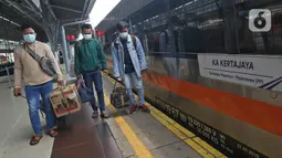 Penumpang bersiap menaiki kereta di Stasiun Pasar Senen, Jakarta, Minggu (18/4/2021). Adanya larangan pemerintah untuk mudik pada tanggal 6 hingga 17 Mei mendatang, membuat sebagian warga memilih mudik lebih awal. (Liputan6.com/Herman Zakharia)