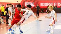 Penggawa Timnas Futsal Indonesia, Israr Megantara mendapatkan tekel keras dari pemain Jepang, Ryuji Izu dalam laga 4 Nations World Series di Jakarta International Velodrome, Kamis (30/1/2025) malam. (Bola.com/Abdul Aziz).