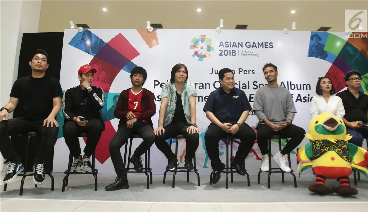 Ketua Umum Inasgoc, Erick Thohir (empat kanan) berfoto bersama para musisi pengisi album Asian Games 2018 di Stadion Akuatik, Jakarta, Jumat (13/7). Terdapat 13 judul lagu yang terkumpul dalam album Asian Games 2018. (Liputan6.com/Herman Zakharia)