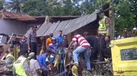 Kecelakaan maut di Km 75 Jalan Raya Cianjur-Sukabumi diduga rem truk blong, 10 orang tewas. (Liputan6.com/