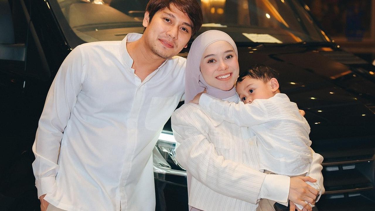 "Hal yang nggak perlu mikir itu sebenernya ngasih hadiah ulang tahun buat istriku karena dia suka nggak sengaja nyebut apa yang dia pengin sebelum ulang tahun," tulis Billar sebagai caption.