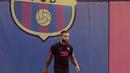 Pemain depan Barcelona, Memphis Depay, menghadiri sesi latihan di tempat latihan Joan Gamper di Sant Joan Despi, Senin (13/9/2021). Barcelona akan berhadapan dengan Bayern Munchen di Camp Nou pada matchday pertama grup E Liga Champions 2021/2022, Rabu dini hari 15 September 2021. (Josep LAGO/AFP)