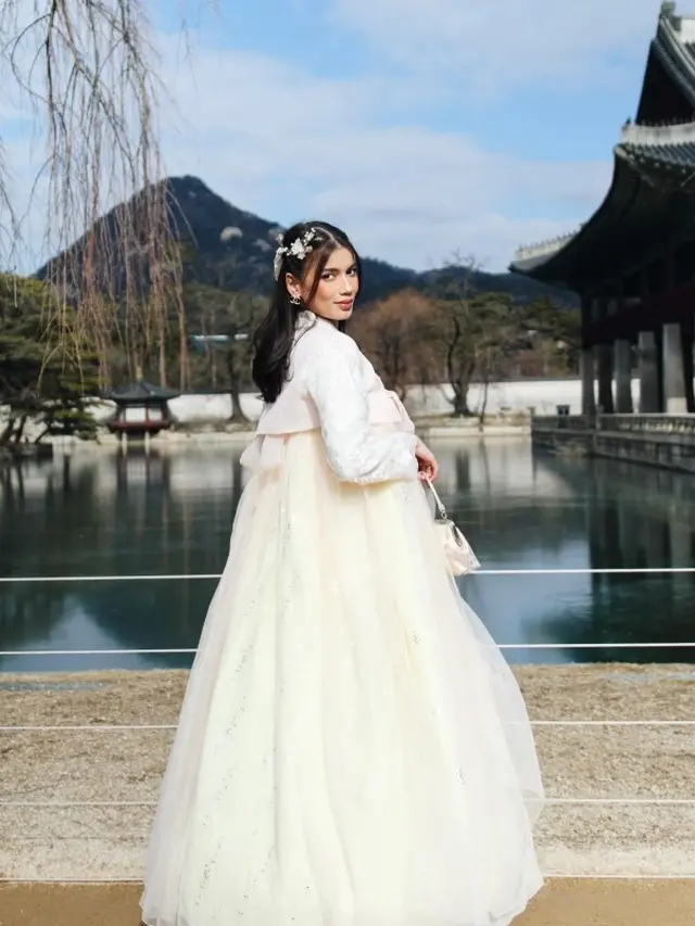 Potret Sabrina Chairunnisa Pakai Hanbok Korea
