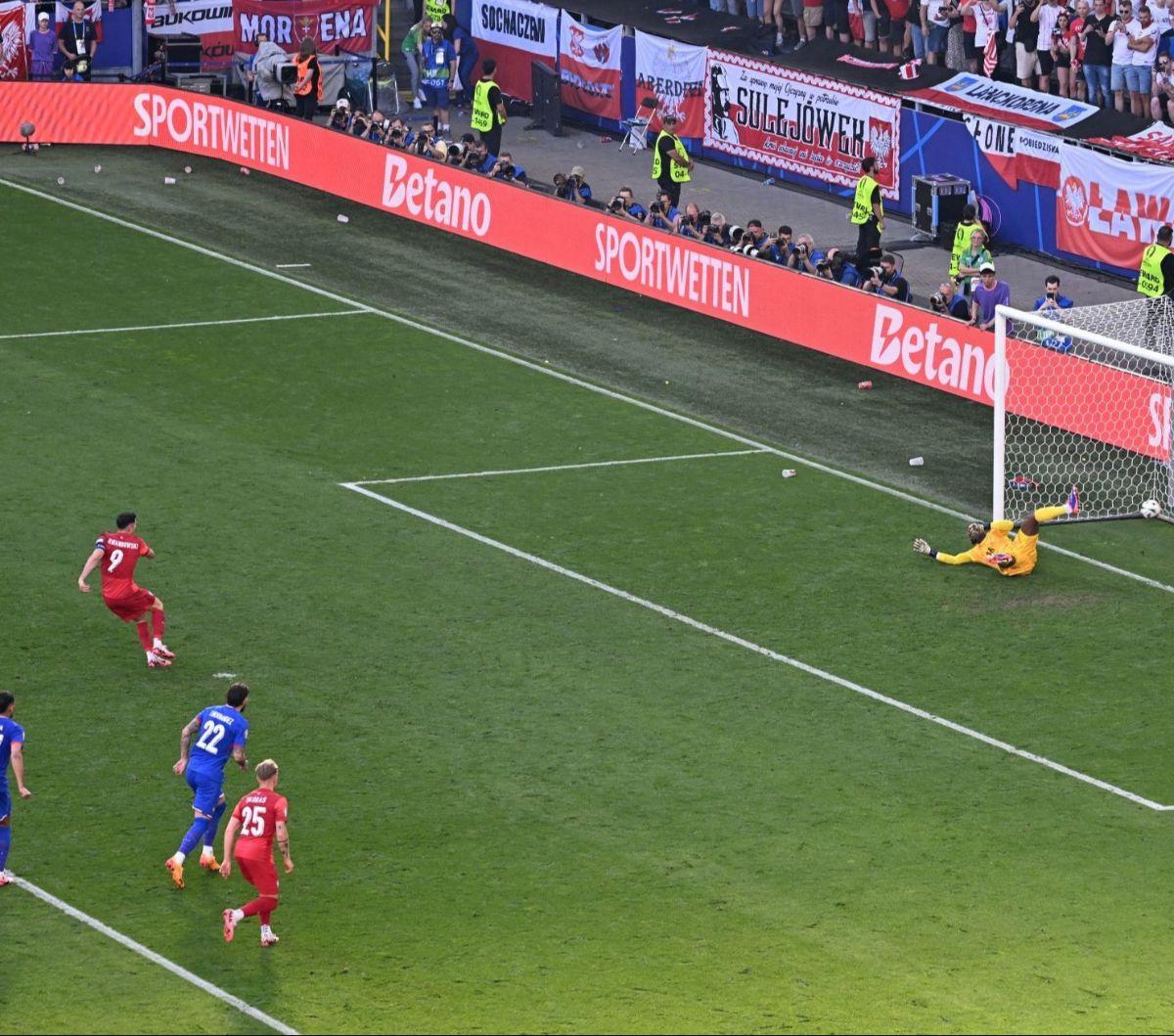 Kemudian di menit ke-76 giliran wasit memberikan penalti kepada Polandia. Hadiah penalti diberikan karena adanya pelanggaran yang dilakukan Upamecano. Foto: Reuters<br>