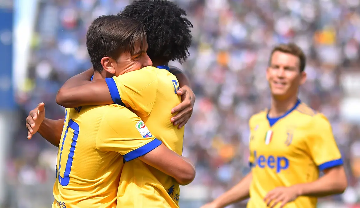 Selebrasi gol pemain Juventus, Paulo Dybala (kiri) dan rekannya Juan Cuadrado saat melawan Sassuolo pada lanjutan Serie A di  Stadio Citta del Tricolore, Reggio Emilia, Italia (17/9/2017). Juventus menang 3-1. (AFP/Marco Bertorello)