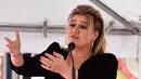 <p>Penyanyi dan pembawa acara talk show Kelly Clarkson berbicara saat meraih bintang Hollywood Walk of Fame di Los Angeles, Amerika Serikat, 19 September 2022. Setelah 20 tahun memenangkan musim perdana acara kompetisi menyanyi, Kelly Clarkson akhirnya diakui sebagai bintang di Hollywood Walk of Fame. (Photo by Jordan Strauss/Invision/AP)</p>
