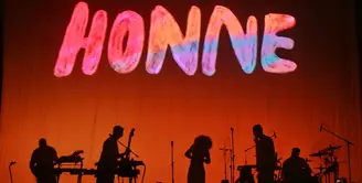 HONNE menepati janjinya temu kangen dengan fans Indonesia di HONNE Asia Tour 2023 Indonesia. [Adrian Putra/Fimela.com]