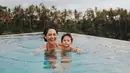 Tak lupa kewajibannya sebagai ibu, Andien pun sering mengajak Kawa berlibur. Seperti di foto ini, Andien dan Kawa sedang menikmati sejuknya air di kolam renang. Andien begitu semringah sedangkan Kawa fokus menatap kamera. (Instagram/andienaisyah)