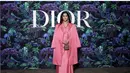 Sonam Kapoor menggunakan Dior Pre Fall 2023 dengan coat silk pink, shirt, dan rok bernuansa senada. Tak ketinggalan aksesori pemanis lainnya mulai dari sepatu, tas, dan perhiasan, semua dari koleksi Dior. (Foto: Dior/ Dok.)