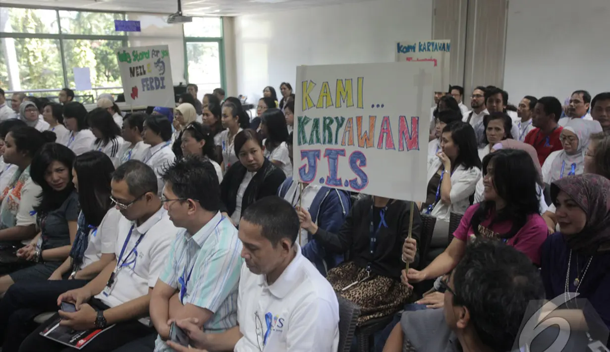 Para karyawan JIS meyakini bahwa kedua guru itu tidak bersalah. Sebab, mereka telah bekerja bersama bertahun-tahun, Jakarta, Senin (14/07/2014) (Liputan6.com/Johan Tallo)