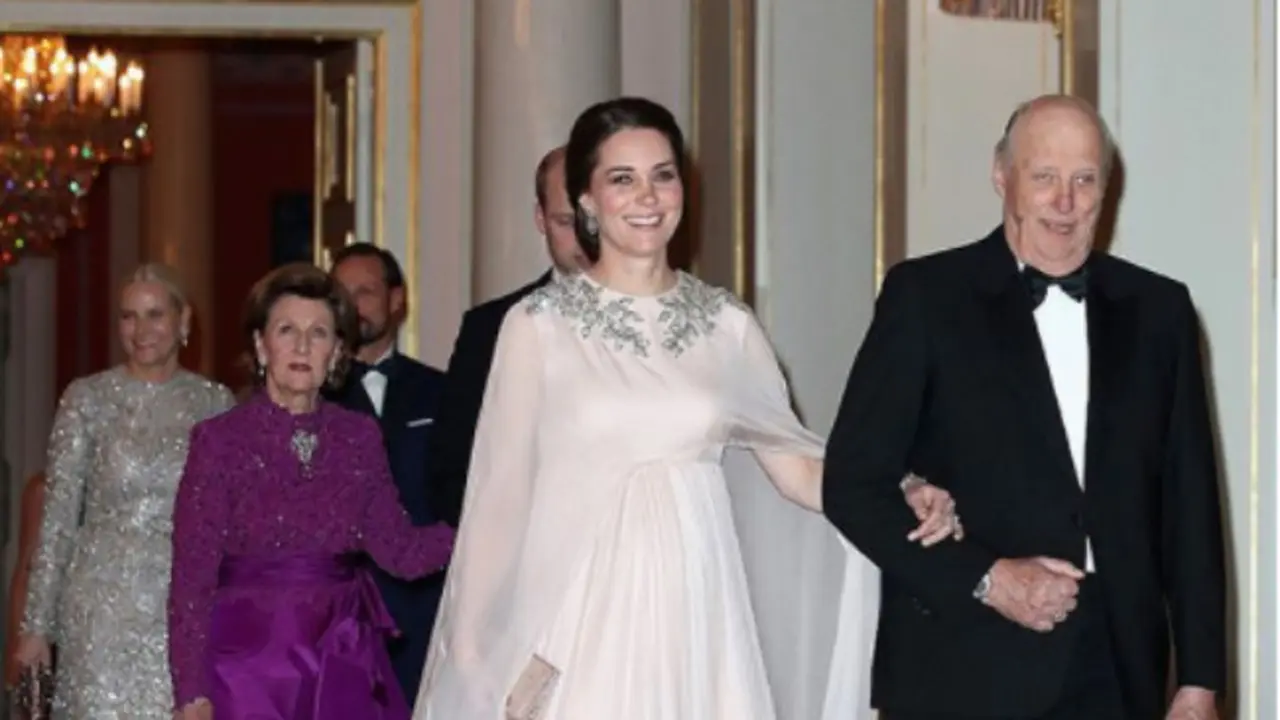 Kehamilan Kate Middleton yang Nampak Anggun dengan Gaun Pink