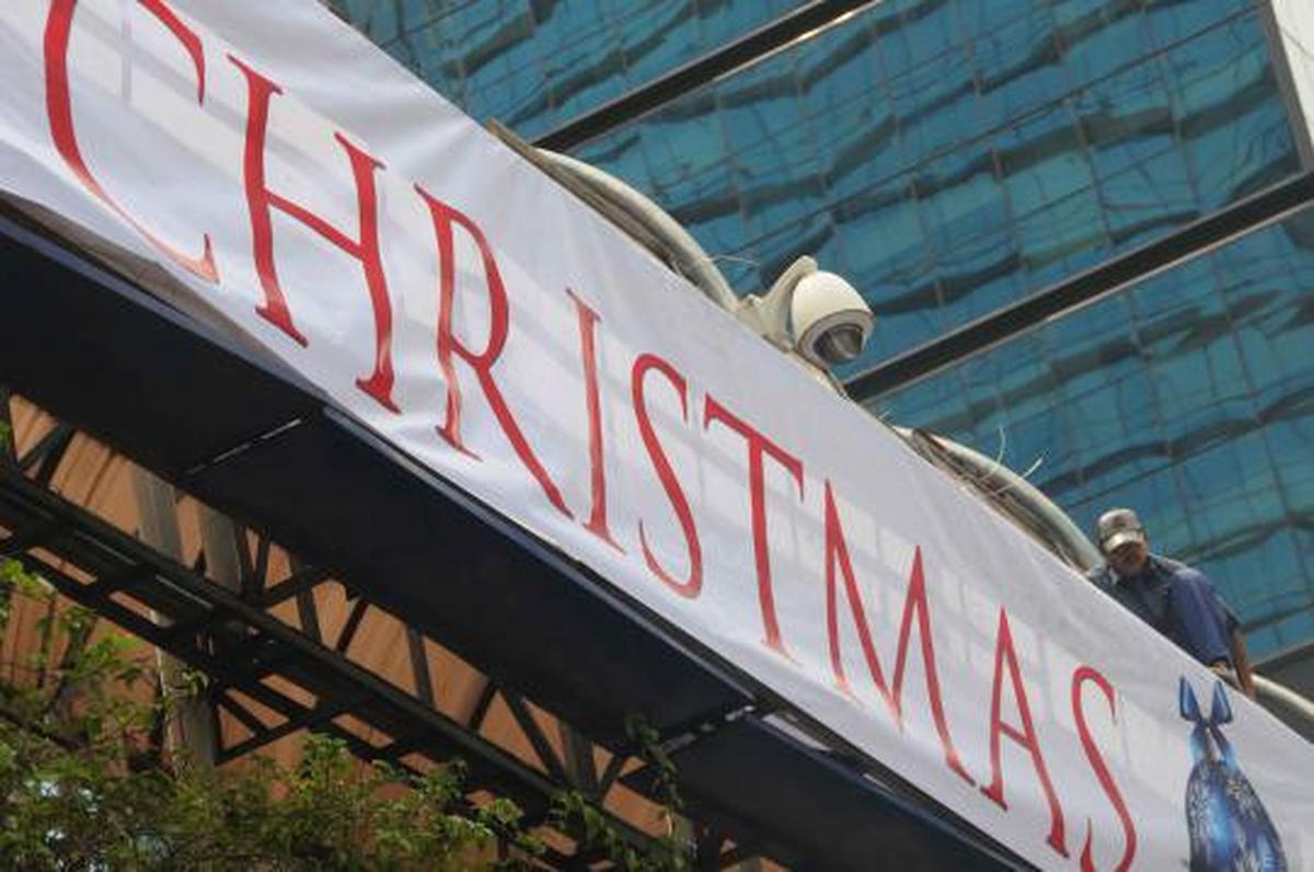 Spanduk Natal hiasi jembatan penyeberangan Tosari 