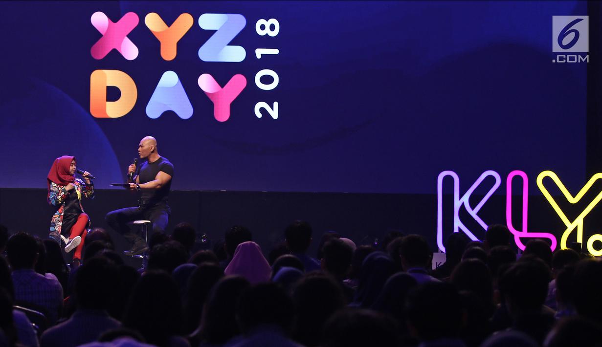 Presenter Deddy Corbuzier bersama selebgram Ria Ricis saat jadi pembicara di  XYZ DAY 2018  di The Hall Senayan City, Jakarta, Rabu (25/4). (Liputan6.com/Herman Zakharia)