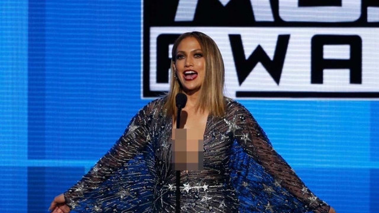 Panasnya penampilan tembus pandang J-Lo saat menjadi host
