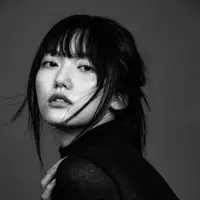 Jung Chae Yul dikenal dengan gaya fashionnya yang modern dan minimalis. Ia kerap memadukan fashion item yang tak lekang oleh waktu. [Foto: instagram/ Jung Chae Yul]