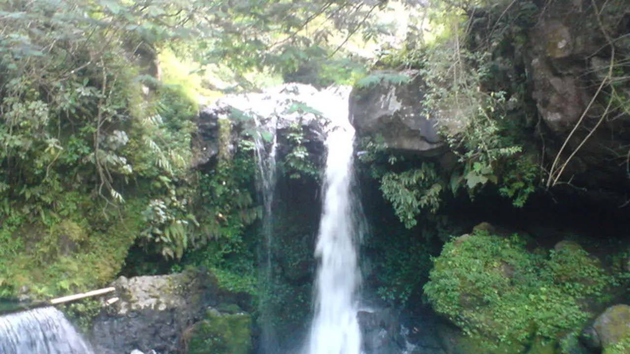 Ilustrasi air terjun Guci (Sumber: Fotowisata.com)