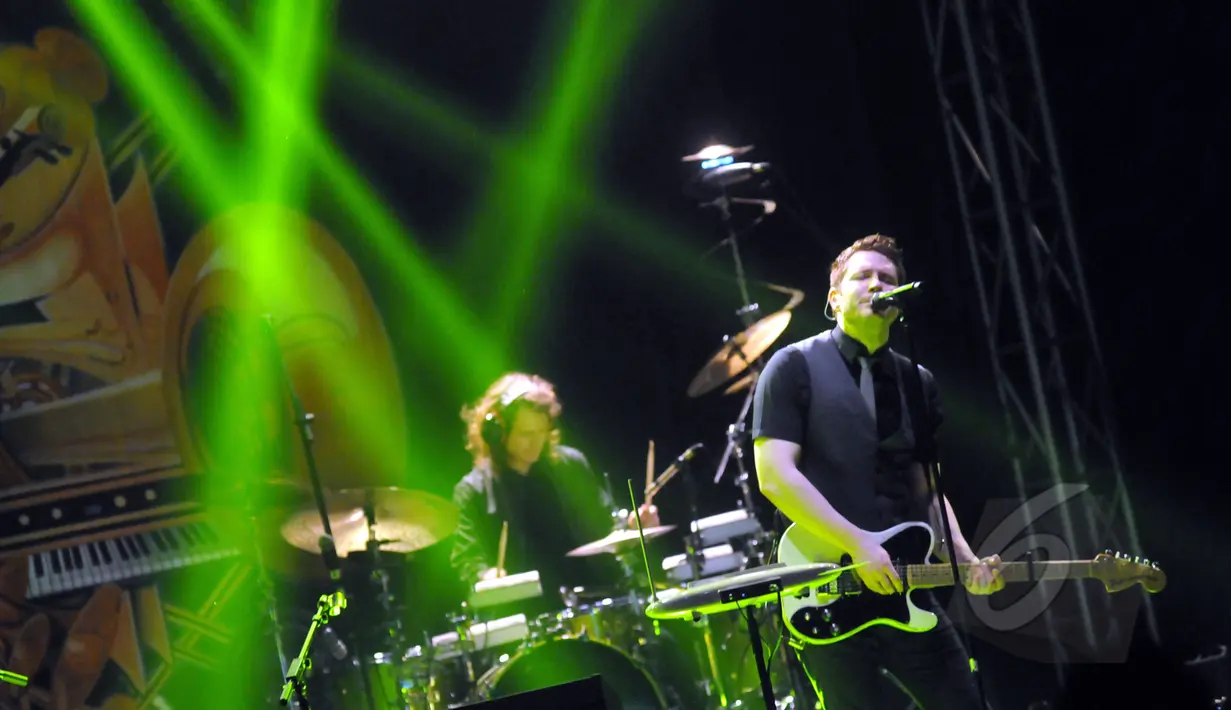  Penampilan Owl City serta band pengiringnya  dalam konser bertajuk 'Owl City Indonesian Tour 2015', di Rolling Stone Cafe, Jakarta, Senin (11/5/2015). Ini merupakan kedatangan ke-3 Owl City ke Indonesia.(Liputan6.com/Panji Diksana)