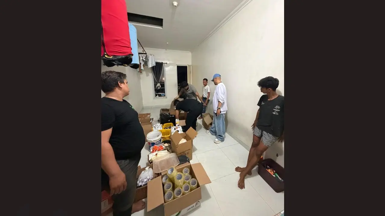 Polisi membongkar tempat produksi dan peredaraan sediaan farmasi berupa kosmetik yang diduga tanpa izin BPOM di Kabupaten Bogor, Jawa Barat.