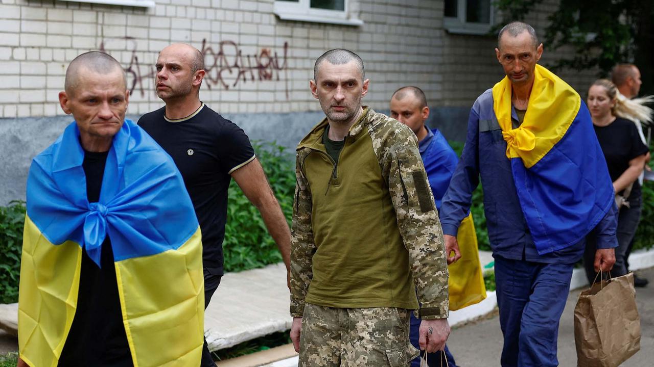 FOTO : Momen Tentara Ukraina kembali ke Negaranya Usai Pertukaran Tawanan Perang